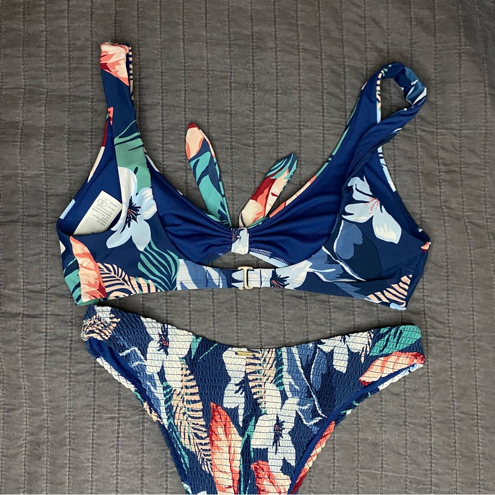 Hollister Floral Bikini 👙 Top + bottom - Picture 9 of 11